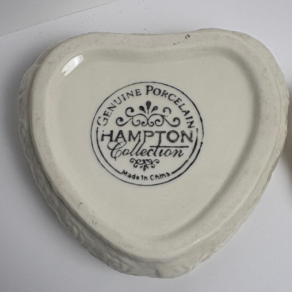 Hampton Collection ivory porcelain heart-shaped trinket box - Picture 4 of 10